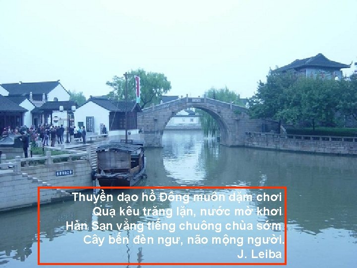 Thuyền dạo hồ Đông muôn dặm chơi Quạ kêu trăng lặn, nước mờ khơi