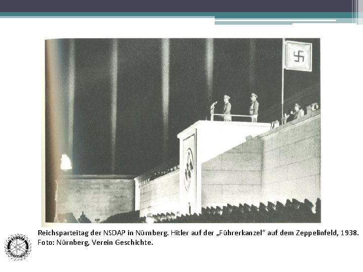 Reichsparteitag der NSDAP in Nürnberg. Hitler auf der „Führerkanzel“ auf dem Zeppelinfeld, 1938. Foto: