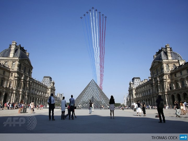 Le 14 juillet il y a un grand défilé a Paris. 