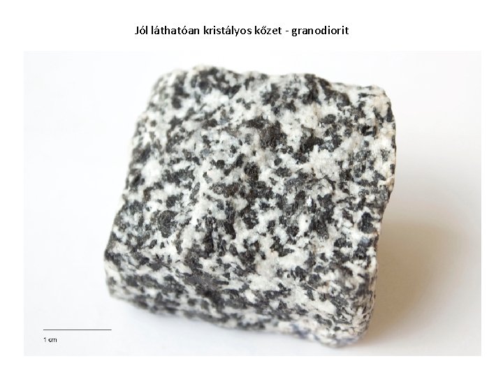 Jól láthatóan kristályos kőzet - granodiorit 