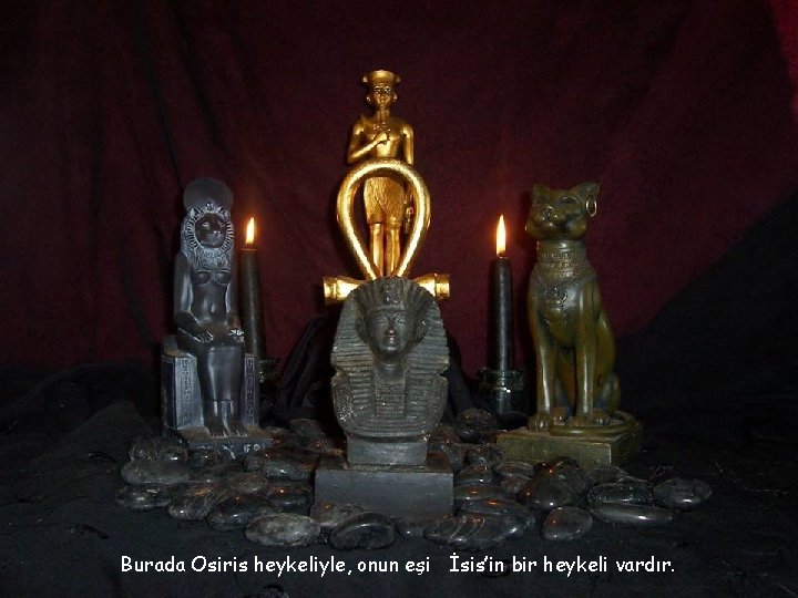 Burada Osiris heykeliyle, onun eşi İsis’in bir heykeli vardır. 