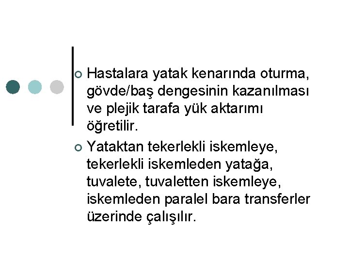 Hastalara yatak kenarında oturma, gövde/baş dengesinin kazanılması ve plejik tarafa yük aktarımı öğretilir. ¢