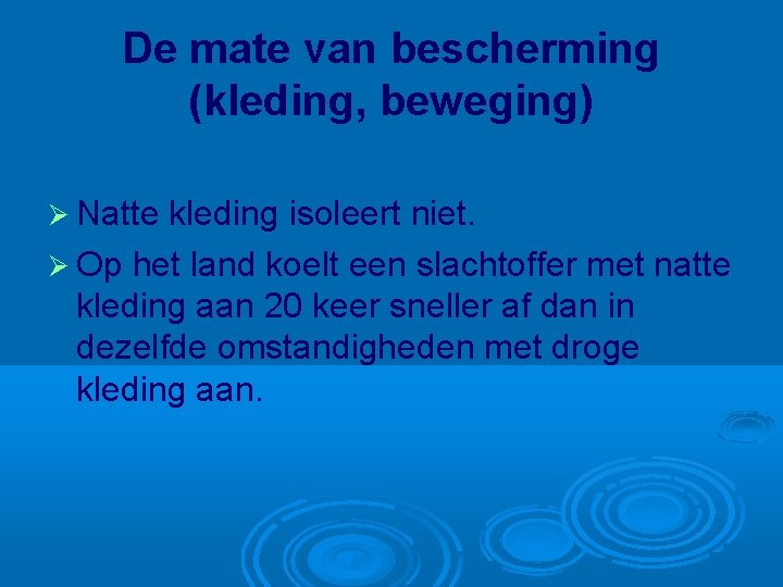 De mate van bescherming (kleding, beweging) Natte kleding isoleert niet. Op het land koelt