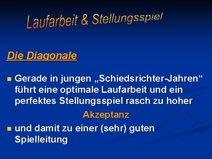 Die Diagonale Gerade in jungen „Schiedsrichter-Jahren“ führt eine optimale Laufarbeit und ein perfektes Stellungsspiel