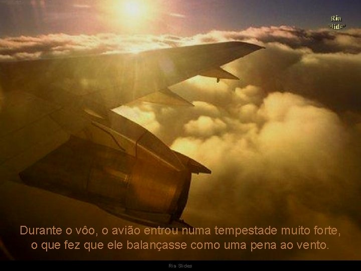 Durante o vôo, o avião entrou numa tempestade muito forte, o que fez que