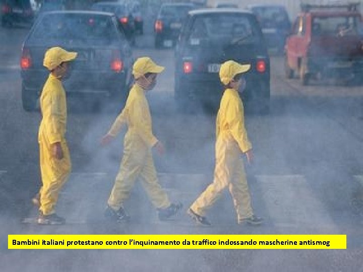 Bambini italiani protestano contro l’inquinamento da traffico indossando mascherine antismog 