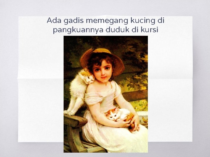 Ada gadis memegang kucing di pangkuannya duduk di kursi 