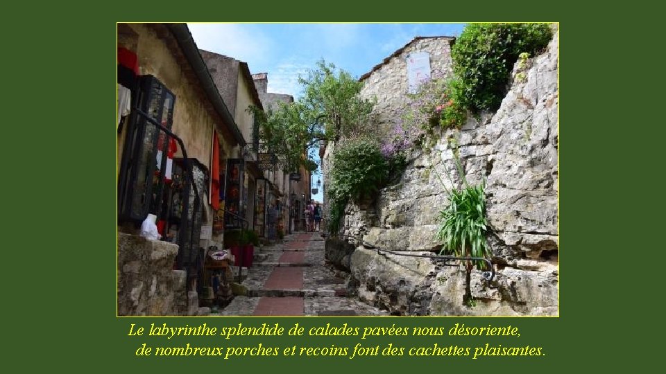 Le labyrinthe splendide de calades pavées nous désoriente, de nombreux porches et recoins font