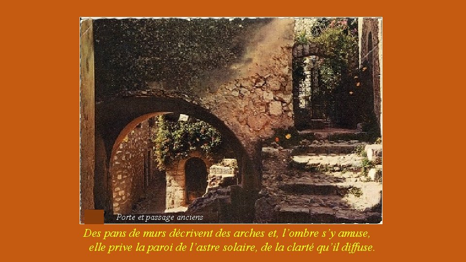 Porte et passage anciens Des pans de murs décrivent des arches et, l’ombre s’y
