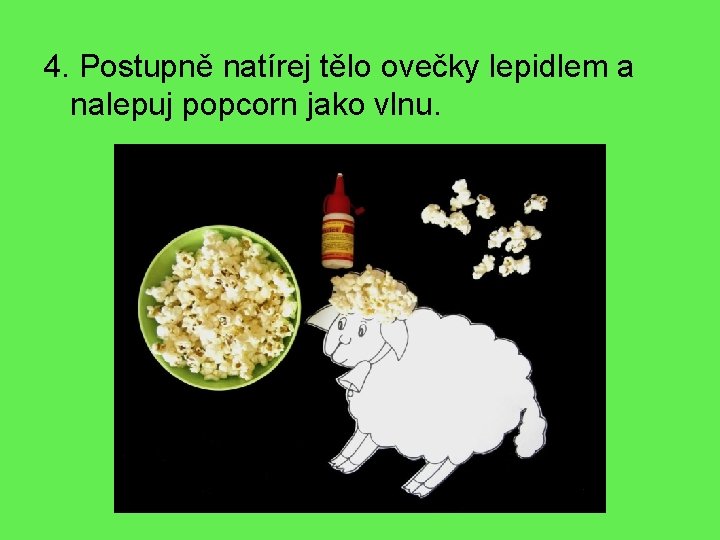 4. Postupně natírej tělo ovečky lepidlem a nalepuj popcorn jako vlnu. 