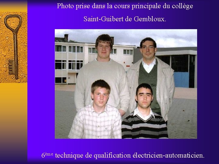 Photo prise dans la cours principale du collège Saint-Guibert de Gembloux. 6ème technique de