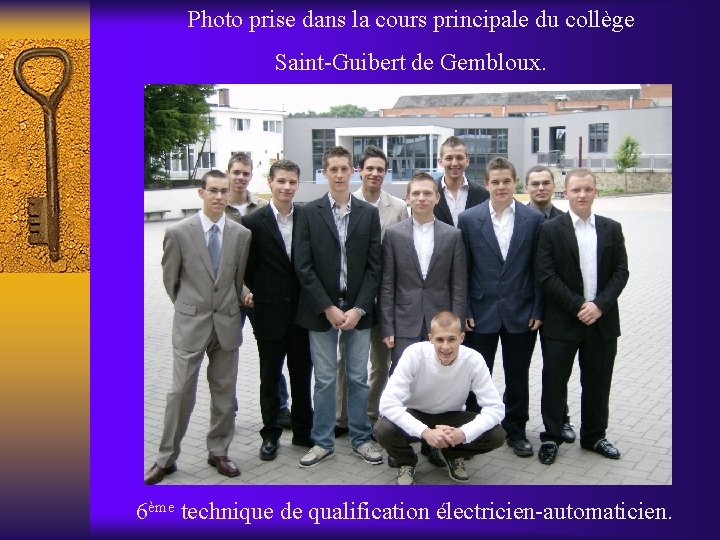 Photo prise dans la cours principale du collège Saint-Guibert de Gembloux. 6ème technique de