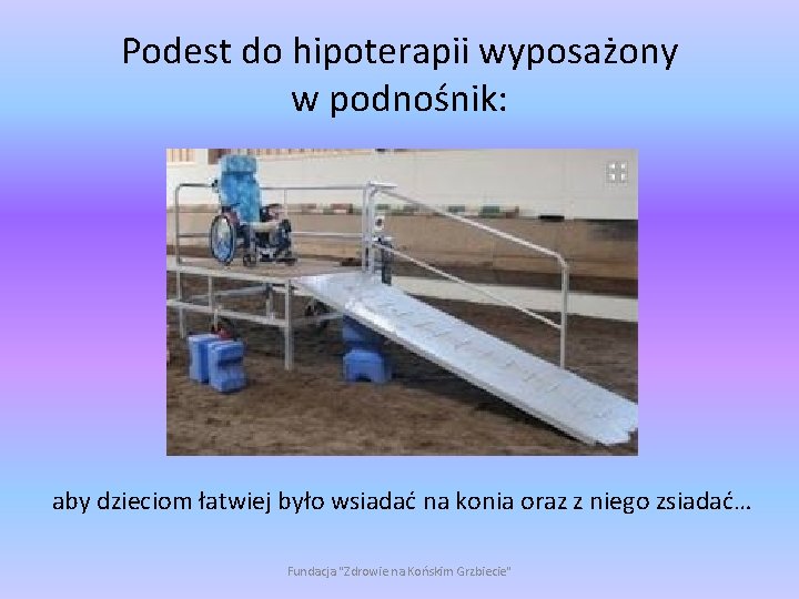 Podest do hipoterapii wyposażony w podnośnik: aby dzieciom łatwiej było wsiadać na konia oraz