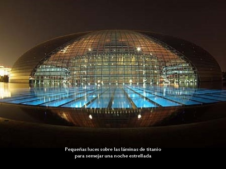 Pequeñas luces sobre las láminas de titanio para semejar una noche estrellada 