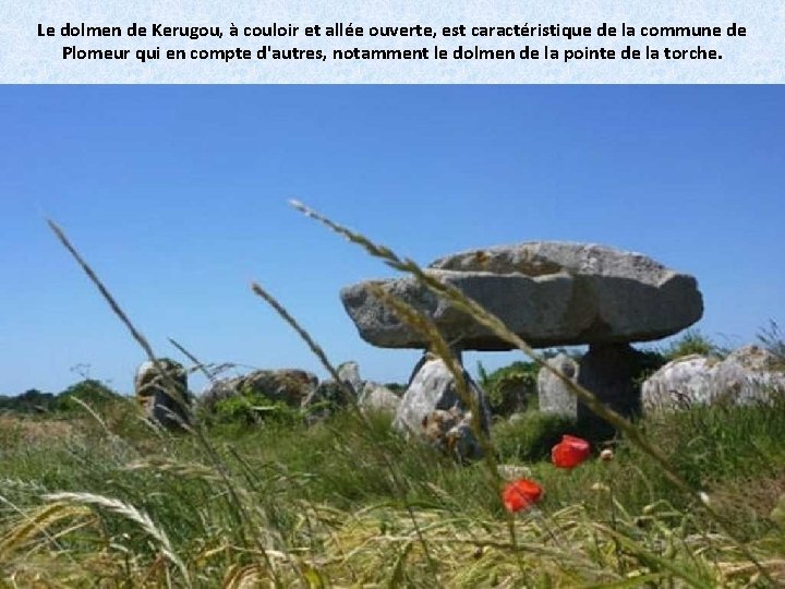 Le dolmen de Kerugou, à couloir et allée ouverte, est caractéristique de la commune