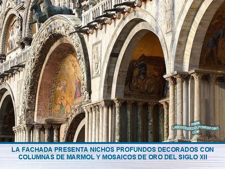 LA FACHADA PRESENTA NICHOS PROFUNDOS DECORADOS CON COLUMNAS DE MARMOL Y MOSAICOS DE ORO