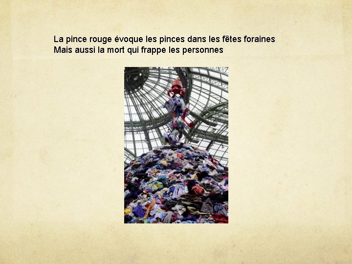 La pince rouge évoque les pinces dans les fêtes foraines Mais aussi la mort
