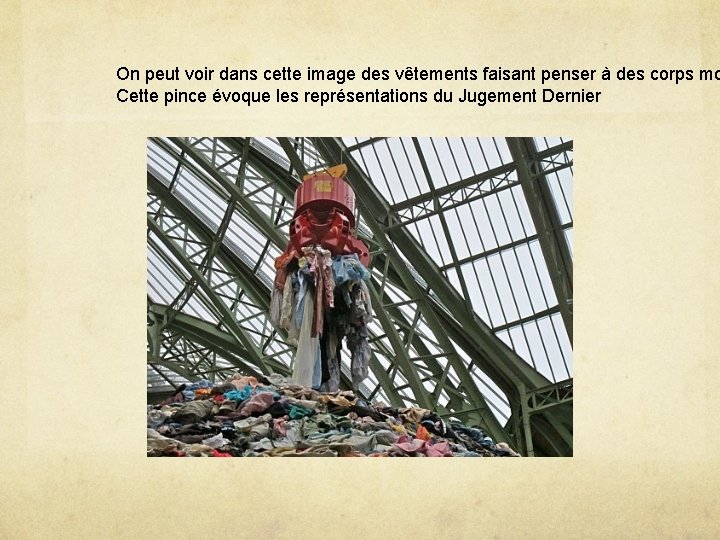 On peut voir dans cette image des vêtements faisant penser à des corps mo