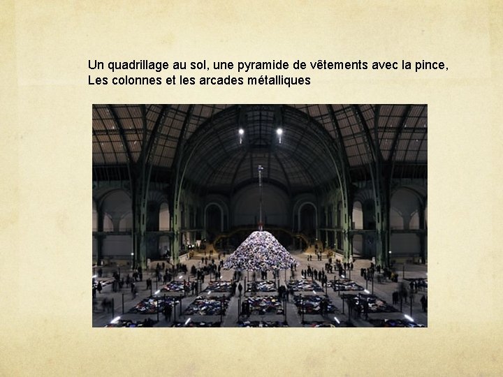 Un quadrillage au sol, une pyramide de vêtements avec la pince, Les colonnes et