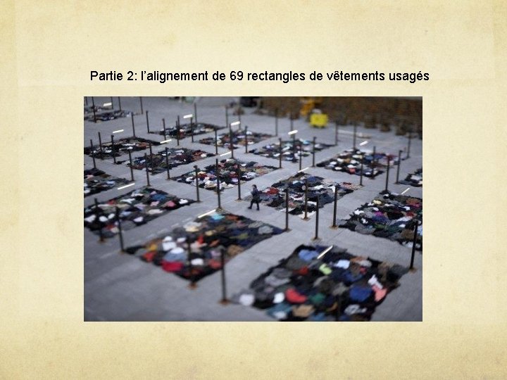 Partie 2: l’alignement de 69 rectangles de vêtements usagés 