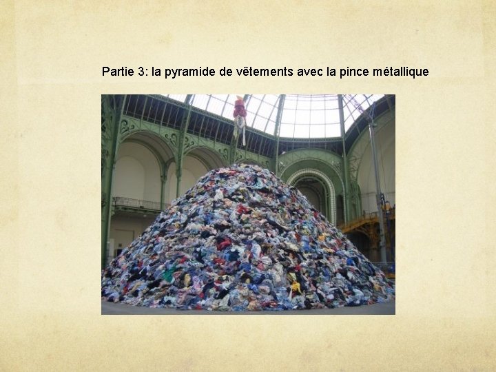 Partie 3: la pyramide de vêtements avec la pince métallique 