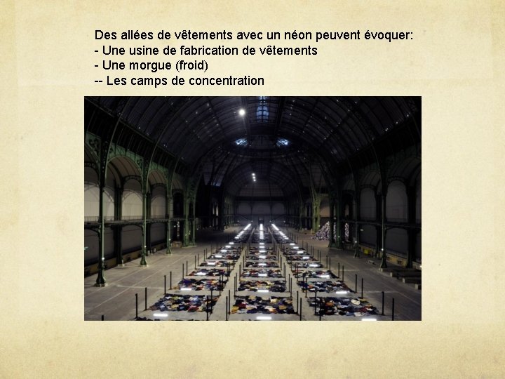 Des allées de vêtements avec un néon peuvent évoquer: - Une usine de fabrication