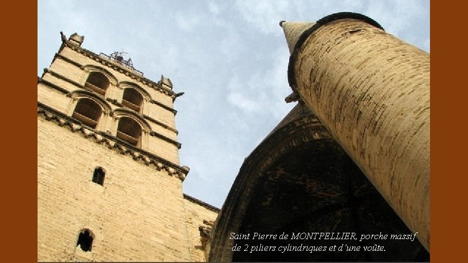 Saint Pierre de MONTPELLIER, porche massif de 2 piliers cylindriques et d’une voûte. 
