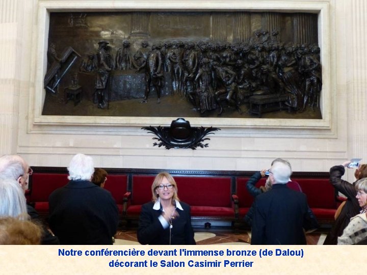 Notre conférencière devant l'immense bronze (de Dalou) décorant le Salon Casimir Perrier 