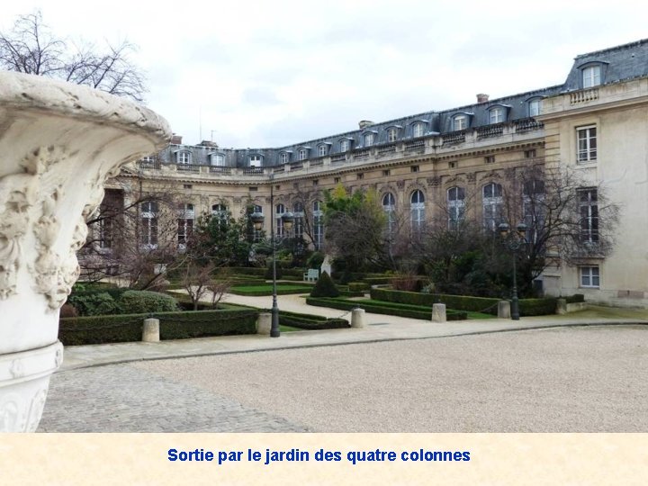 Sortie par le jardin des quatre colonnes 