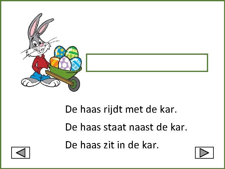 De haas rijdt met de kar. De haas staat naast de kar. De haas