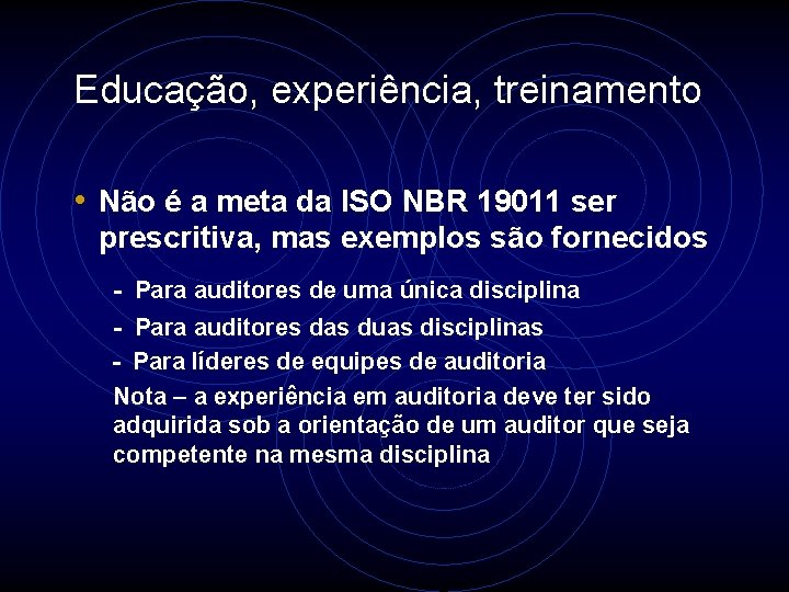 Educação, experiência, treinamento • Não é a meta da ISO NBR 19011 ser prescritiva,