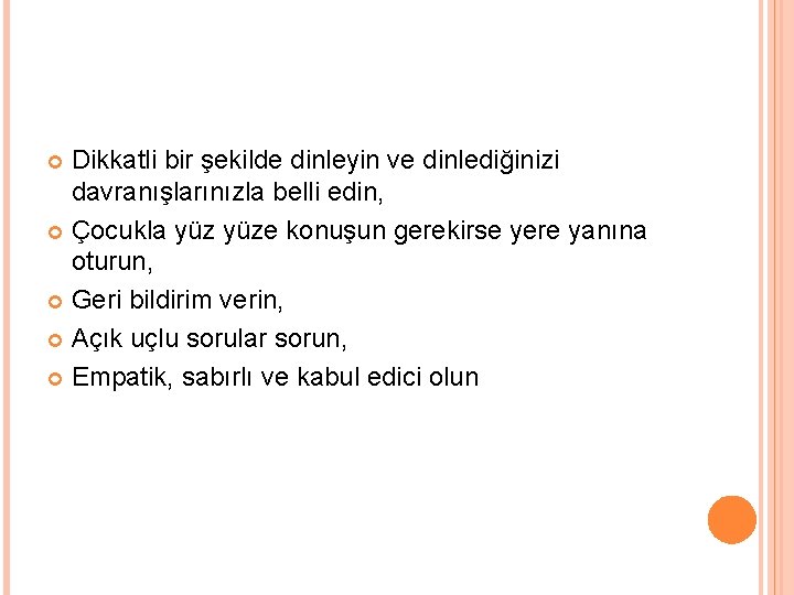 Dikkatli bir şekilde dinleyin ve dinlediğinizi davranışlarınızla belli edin, Çocukla yüze konuşun gerekirse yere