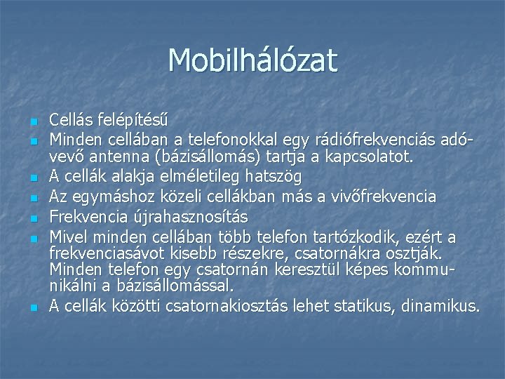 Mobilhálózat n n n n Cellás felépítésű Minden cellában a telefonokkal egy rádiófrekvenciás adóvevő