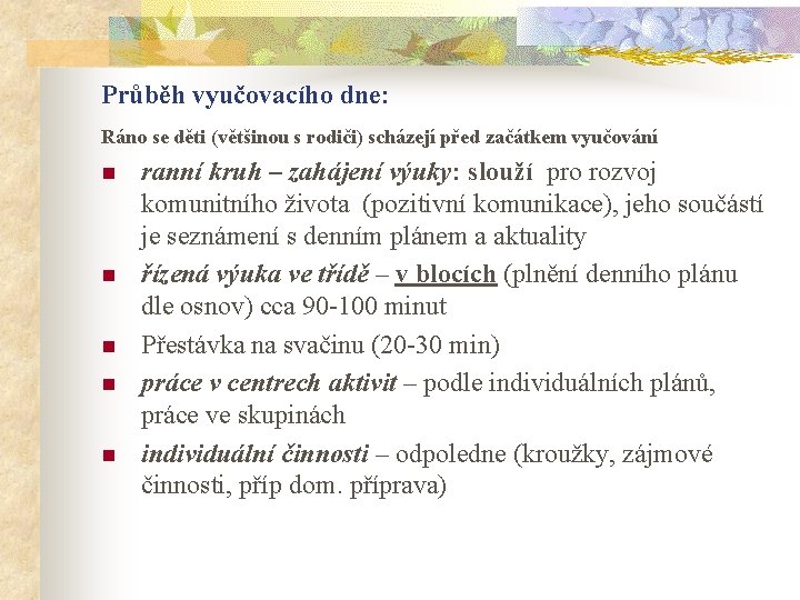 Průběh vyučovacího dne: Ráno se děti (většinou s rodiči) scházejí před začátkem vyučování n