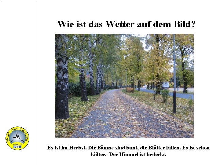 Wie ist das Wetter auf dem Bild? Es ist im Herbst. Die Bäume sind