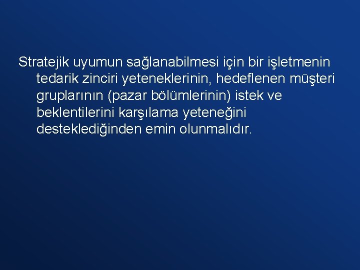 Stratejik uyumun sağlanabilmesi için bir işletmenin tedarik zinciri yeteneklerinin, hedeflenen müşteri gruplarının (pazar bölümlerinin)