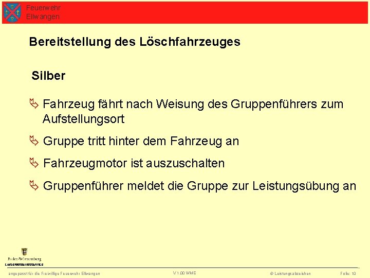 Feuerwehr Ellwangen Bereitstellung des Löschfahrzeuges Silber Fahrzeug fährt nach Weisung des Gruppenführers zum Aufstellungsort