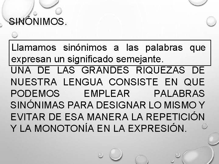 SINÓNIMOS. Llamamos sinónimos a las palabras que expresan un significado semejante. UNA DE LAS