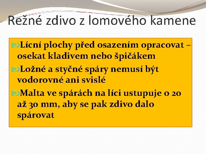 Režné zdivo z lomového kamene Lícní plochy před osazením opracovat – osekat kladivem nebo