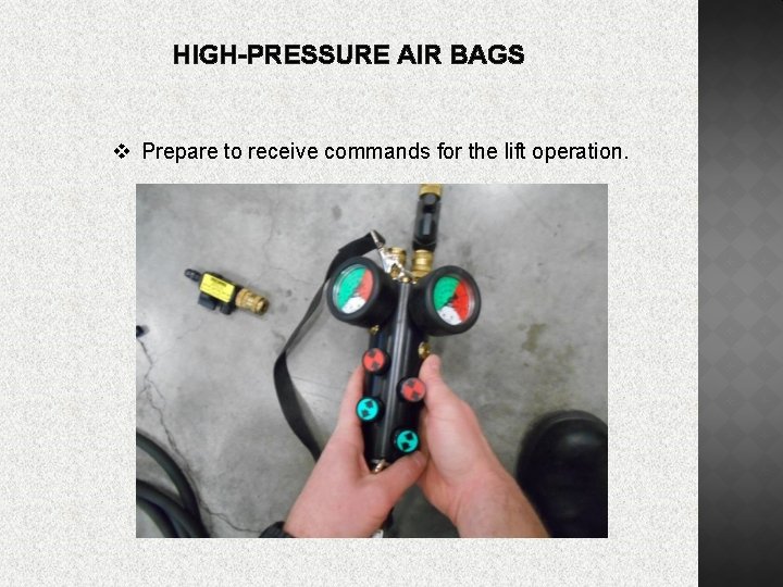 HIGH-PRESSURE AIR BAGS v Prepare to receive commands for the lift operation. 