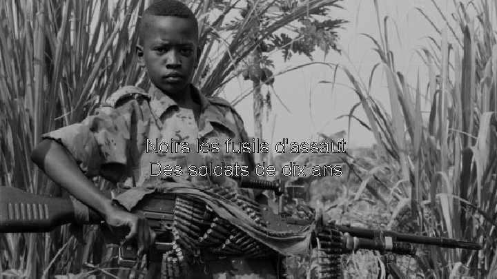 Noirs les fusils d'assaut Des soldats de dix ans 