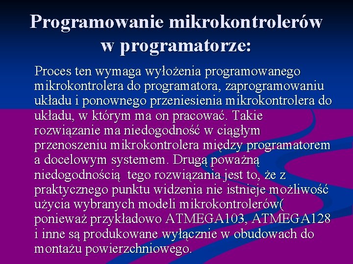 Programowanie mikrokontrolerów w programatorze: Proces ten wymaga wyłożenia programowanego mikrokontrolera do programatora, zaprogramowaniu układu