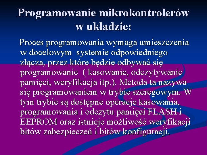 Programowanie mikrokontrolerów w układzie: Proces programowania wymaga umieszczenia w docelowym systemie odpowiedniego złącza, przez