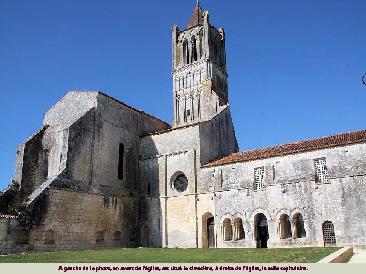 A gauche de la photo, en avant de l’église, est situé le cimetière, à