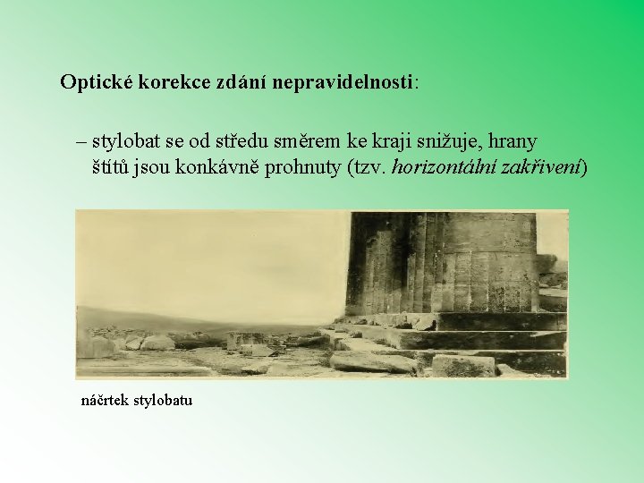 Optické korekce zdání nepravidelnosti: – stylobat se od středu směrem ke kraji snižuje, hrany