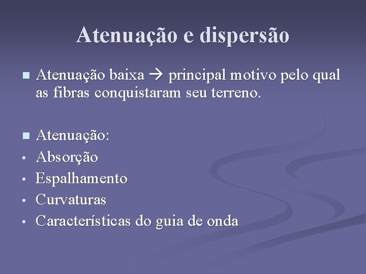 Atenuação e dispersão n Atenuação baixa principal motivo pelo qual as fibras conquistaram seu