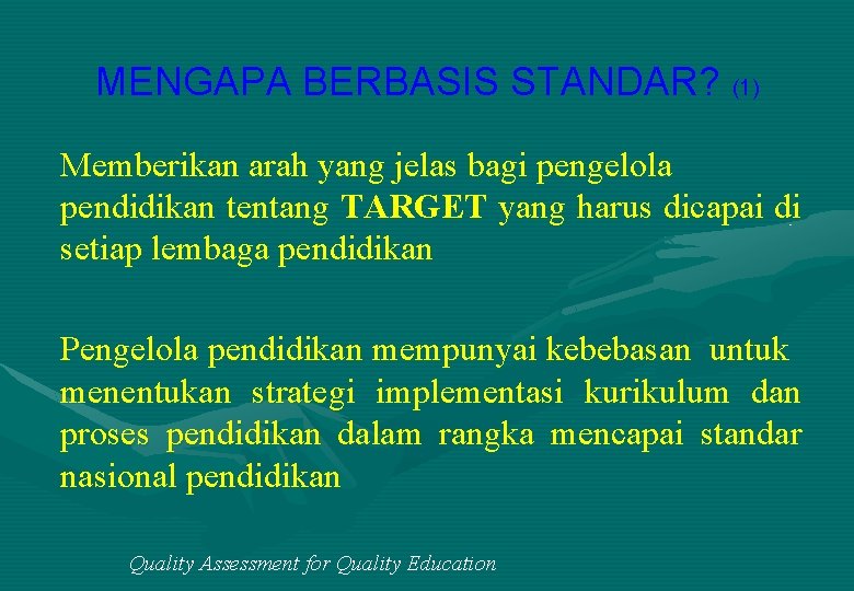 MENGAPA BERBASIS STANDAR? (1) Memberikan arah yang jelas bagi pengelola pendidikan tentang TARGET yang