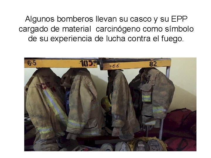 Algunos bomberos llevan su casco y su EPP cargado de material carcinógeno como símbolo