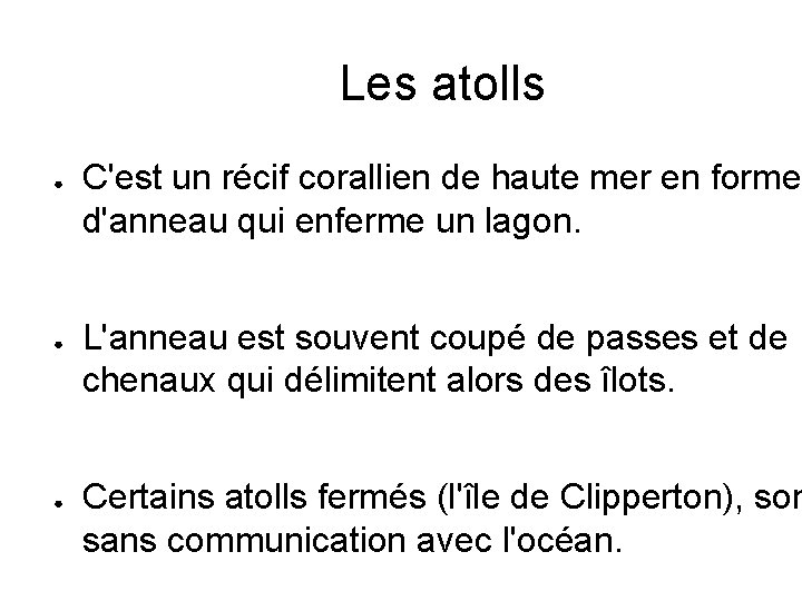 Les atolls ● ● ● C'est un récif corallien de haute mer en forme