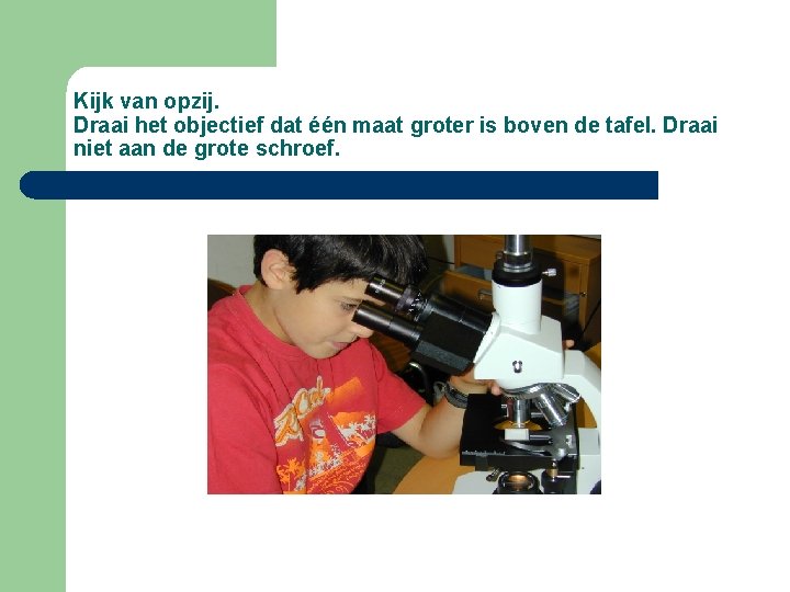 Kijk van opzij. Draai het objectief dat één maat groter is boven de tafel. Kijk van opzij. Draai het objectief dat één maat groter is boven de tafel.